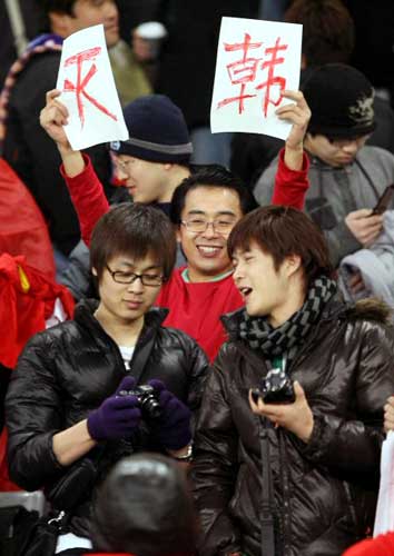 10일 일본 도쿄 아지노모토경기장에서 열린 2010 동아시아축구선수권대회 한국 대 중국의 경기에서 한국이 0-3으로 패하자 32년만의 공한증을 털어버린 현장에 있던 중국팬들이 한국의 패배를 상징하는 피켓을 들고 환호하고 있다.