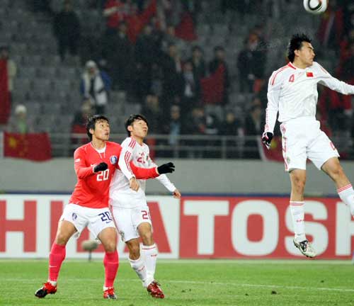 10일 일본 도쿄 아지노모토경기장에서 열린 2010 동아시아축구선수권대회 한국 대 중국의 경기에서 한국의 이동국이 롱패스 된 공을 받기 전 중국의 수비수 펑시아팅이 헤딩으로 먼저 걷어내고 있다.