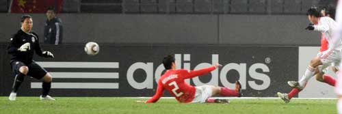 10일 일본 도쿄 아지노모토경기장에서 열린 2010 동아시아축구선수권대회 한국 대 중국의 경기에서 중국의 덩주오샹이 승리를 확정짓는 팀의 세번째 골을 넣고 있다.