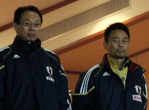 10일 일본 도쿄 아지노모토경기장에서 열린 2010 동아시아축구선수권대회 한국 대 중국의 경기에서 일본 대표팀의 오카다 감독이 경기를 관전하고 있다.