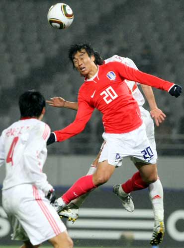 10일 일본 도쿄 아지노모토경기장에서 열린 2010 동아시아축구선수권대회 한국 대 중국의 경기에서 한국의 이동국이 중국 문전 앞에서 고전하고 있다. 이날 한국은 중국에 32년만에 0-3으로 패배했다.