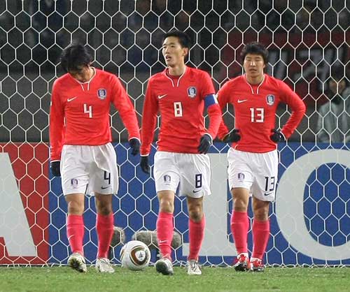 10일 일본 도쿄 아지노모토경기장에서 열린 2010 동아시아축구선수권대회 한국 대 중국의 경기에서 전반 중국에게 두번째 골을 헌납한 한국팀 선수들이 허탈한 표정을 짓고 있다.