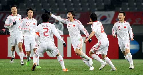 10일 일본 도쿄 아지노모토경기장에서 열린 2010 동아시아축구선수권대회 한국 대 중국의 경기에서 중국의 첫 골을 성공한 유하이가 동료들과 골기쁨을 나누고 있다.