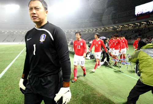 10일 일본 도쿄 아지노모토경기장에서 열린 2010 동아시아축구선수권대회 한국 대 중국의 경기에서 0-3으로 패한 축구대표팀 선수들이 경기장을 빠져 나가고 있다.