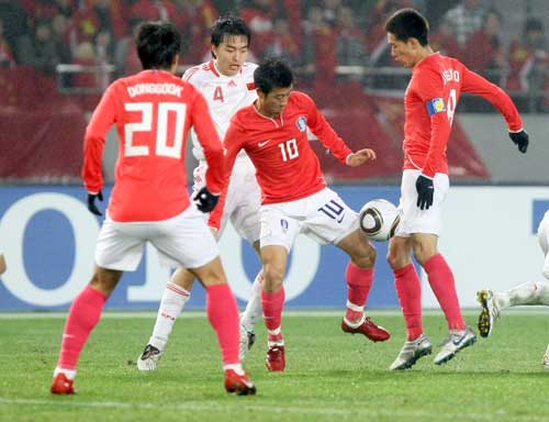 10일 일본 도쿄 아지노모토경기장에서 열린 2010 동아시아축구선수권대회 한국 대 중국의 경기에서 한국의 미드필더 김두현과 김정우가 패스를 주고 받아 서로 엉키고 있다.