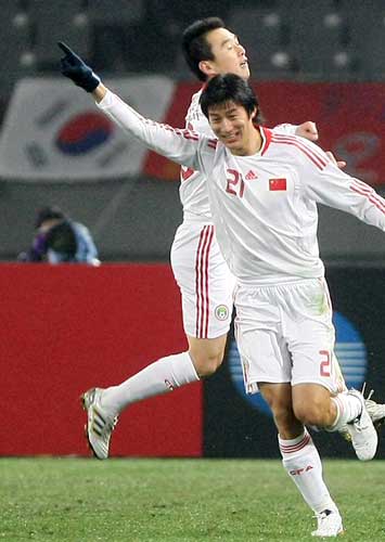 10일 일본 도쿄 아지노모토경기장에서 열린 2010 동아시아축구선수권대회 한국 대 중국의 경기에서 중국의 첫 골을 성공한 유하이가 동료들과 기쁨을 나누고 있다.