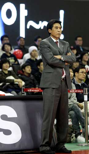 서울 SK 신선우 감독이 12일 오후 서울 잠실학생체육관에서 열린 2009-2010 KCC 프로농구 울산 모비스와 경기를 답답한 표정으로 지켜보고 있다.