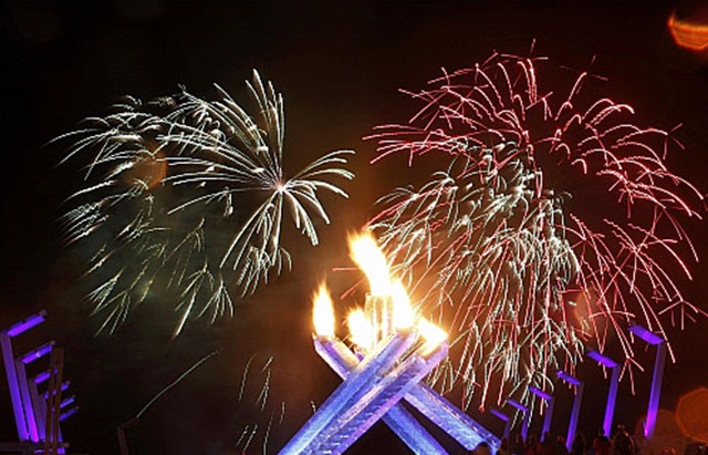 2010밴쿠버동계올림픽 개막식이 13일(한국시간) 밴쿠버 BC플레이스 스타디움에서 열렸다. 사진은 올림픽 성화와 축하 폭죽의 모습.