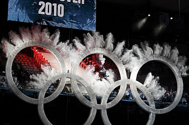 13일(한국시간) 밴쿠버 BC플레이스 스타디움에서 벌어진 2010밴쿠버동계올림픽 개막식에서 한 스노보더가 오륜기 형상물을 통과하는 행사를 선보이고 있다.