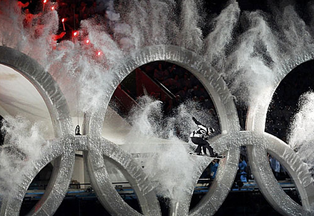 13일(한국시간) 밴쿠버 BC플레이스 스타디움에서 벌어진 2010밴쿠버동계올림픽 개막식에서 한 스노보더가 오륜기 형상물을 통과하는 행사를 선보이고 있다. 전 세계 84개국에서 2500여명이 참가하는 2010밴쿠버올림픽에는 7개 종목에 86개의 금메달이 걸려 있다.