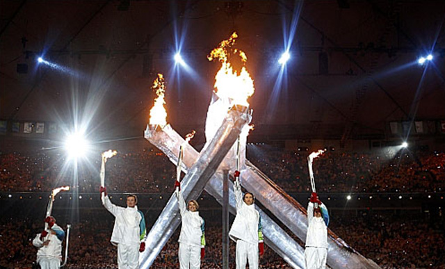 2010밴쿠버동계올림픽 개막식이 13일(한국시간) 밴쿠버 BC플레이스 스타디움에서 열렸다. 사진은 올림픽 성화와 성화봉송자들의 모습.