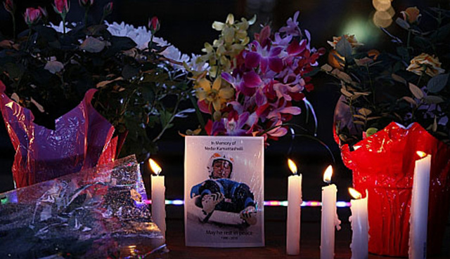 13일(한국시간) 밴쿠버 BC플레이스 스타디움에서 벌어진 2010밴쿠버동계올림픽 개막식이 열렸다. 사진은 개막식에 앞서 이날 훈련 중 전복사고로 사망한 그루지야 루지 남자 대표 노다르 쿠마리타쉬빌리를 애도하기 위해 마련된 분향소.