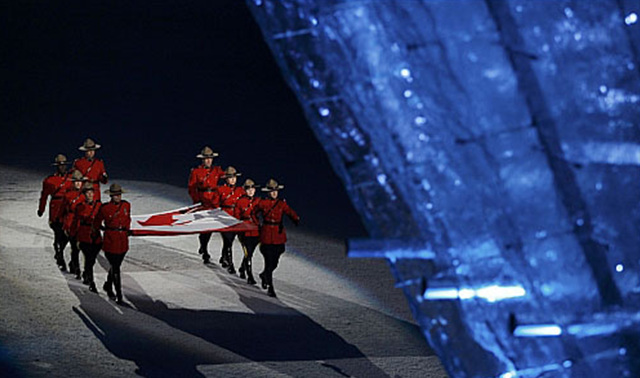 13일(한국시간) 밴쿠버 BC플레이스 스타디움에서 벌어진 2010밴쿠버동계올림픽 개막식이 열렸다. 사진은 개최국 캐나다 국기를 게양하기에 앞서 행진하는 모습.