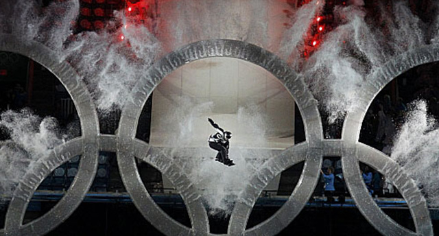 13일(한국시간) 밴쿠버 BC플레이스 스타디움에서 벌어진 2010밴쿠버동계올림픽 개막식에서 한 스노보더가 오륜기 형상물을 통과하는 행사를 선보이고 있다.