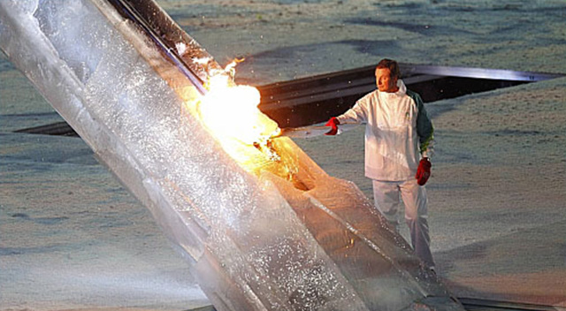 2010밴쿠버동계올림픽 개막식이 13일(한국시간) 밴쿠버 BC플레이스 스타디움에서 열렸다. 사진은 올림픽 성화에 불을 올리고 있는 웨인 그레츠키의 모습.