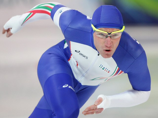 16일 밴쿠버 리치몬드 올림픽 오벌에서 열린 2010 밴쿠버 동계올림픽 스피드스케이팅 남자 500m에 출전한 이탈리아 선수가 역주하고 있다.