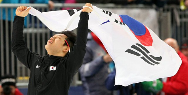 밴쿠버 동계올림픽 스피드 스케이팅 500M 에서 금메달을 획득한 모태범이 태극기를 들고 환호하고 있다. 16일(한국시간) 리치몬드 올림픽 오벌 경기장.