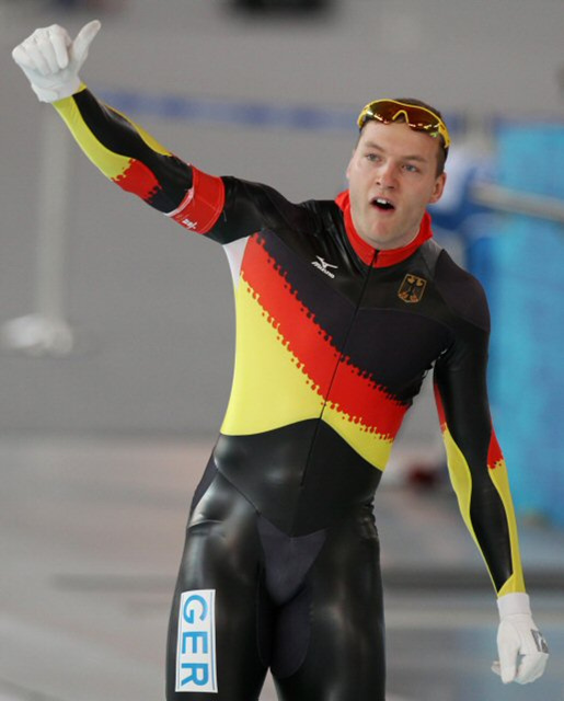 16일 밴쿠버 리치몬드 올림픽 오벌에서 열린 2010 밴쿠버 동계올림픽 스피드스케이팅 남자 500m에 독일 선수가 역주 후 엄지손가락을 치켜세우고 있다.