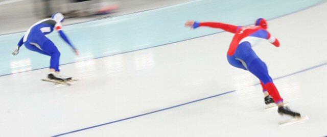 16일 밴쿠버 리치몬드 올림픽 오벌에서 열린 2010 밴쿠버 동계올림픽 스피드스케이팅 남자 500m에 출전한 선수들이 역주하고 있다.