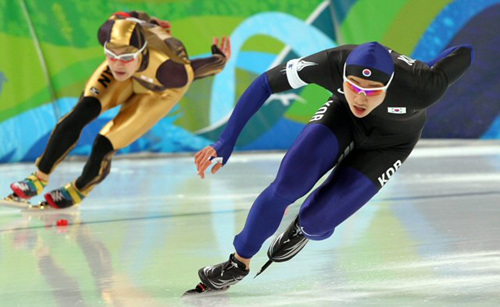 밴쿠버 동계올림픽 스피드 스케이팅 500M 1차전에서 이강석이 질주하고 있다.