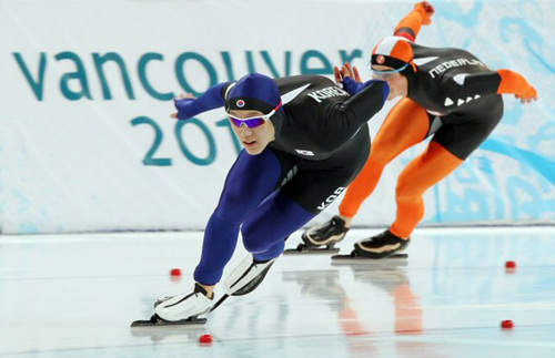 밴쿠버 동계올림픽 스피드 스케이팅 500M 1차전에서 2위를 기록한 모태범이 역주하고 있다.