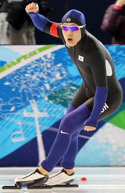 밴쿠버 동계올림픽 스피드 스케이팅 500M 에서 금메달을 획득한 모태범이 2차시기 1위 확정 후 환호하고 있다. 16일(한국시간) 리치몬드 올림픽 오벌 경기장.