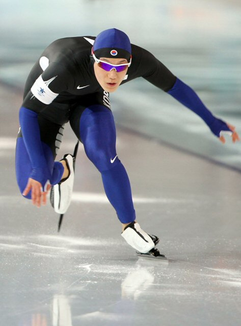 16일 밴쿠버 리치몬드 올림픽 오벌에서 열린 2010 밴쿠버 동계올림픽 스피드스케이팅 남자 500m에서 모태범이 1차시기 2위를 기록하며 역주하고 있다.
