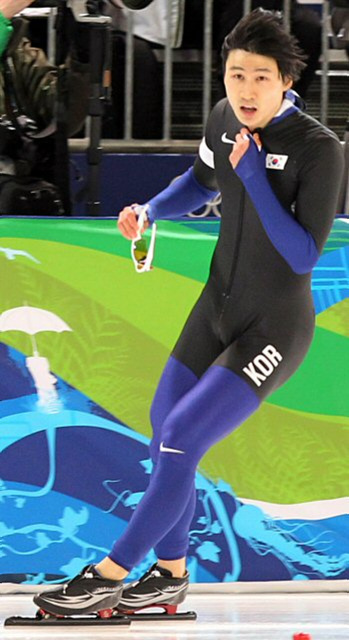 밴쿠버 동계올림픽 스피드 스케이팅 500M 1차전에서 4위를 기록한 이강석이 경기후 전광판을 바라보고 있다. 16일(한국시간) 리치몬드 올림픽 오벌 경기장.