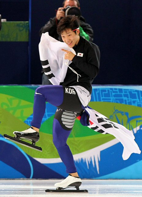 밴쿠버 동계올림픽 스피드 스케이팅 500M 에서 금메달을 획득한 모태범이 깜찍한 춤을 선보이고 있다. 16일(한국시간) 리치몬드 올림픽 오벌 경기장.