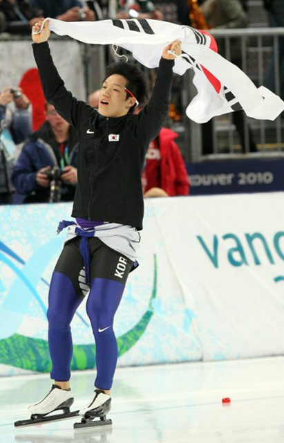 밴쿠버 동계올림픽 스피드 스케이팅 500M 에서 금메달을 획득한 모태범이 환호하고 있다. 16일(한국시간) 리치몬드 올림픽 오벌 경기장.