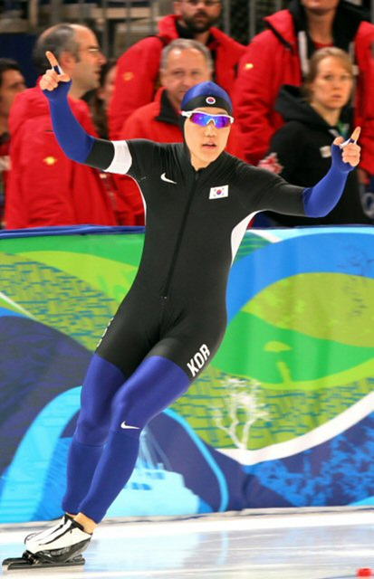 밴쿠버 동계올림픽 스피드 스케이팅 500M 1차전에서 2위를 기록한 모태범이 자신이 뛸 당시 1위에 오르자 손을 들어 보이고 있다. 16일(한국시간) 리치몬드 올림픽 오벌 경기장.