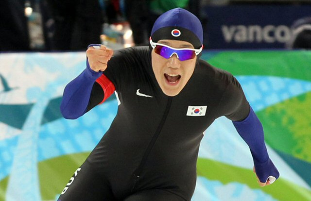 밴쿠버 동계올림픽 스피드 스케이팅 500M 에서 금메달을 획득한 모태범이 환호하고 있다. 16일(한국시간) 리치몬드 올림픽 오벌 경기장.