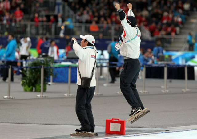 밴쿠버 동계올림픽 스피드 스케이팅 500M 에서 모태범의 금메달이 확정되자 김용수 코치가 뛰어오르고 있다. 모태범은 1차시기에 2위를 기록했었다. 16일(한국시간) 리치몬드 올림픽 오벌 경기장.