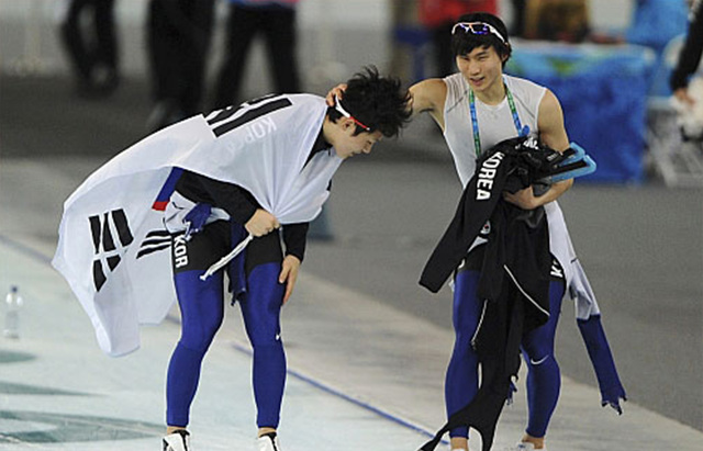 한국의 모태범(왼쪽)이 16일(한국시간) 리치몬드 올림픽 오벌에서 벌어진 남자 스피드스케이팅 500m에서 1, 2차 레이스 합계 69초82로 금메달을 목에 걸었다. 사진은 선배 이강석의 축하를 받고 있는 모태범.