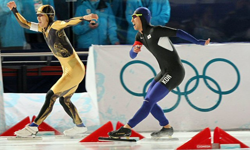 밴쿠버 동계올림픽 스피드 스케이팅 500M 1차전에서 이규혁이 결승점을 통과하고 있다. 왼쪽은 일본의 나가시마.