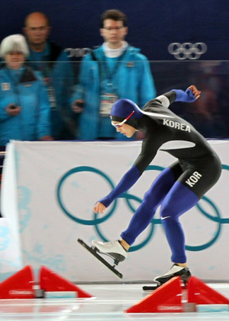 밴쿠버 동계올림픽 스피드 스케이팅 500M 1차전에서 2위를 기록한 모태범이 결승점을 통과하고 있다.