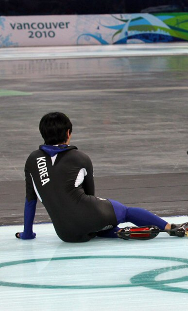 밴쿠버 동계올림픽 스피드 스케이팅 500M 1차전에서 10위를 기록한 이규혁이 경기 후 바닥에 앉아 있다. 16일(한국시간) 리치몬드 올림픽 오벌 경기장.