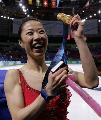 16일(한국시간) 밴쿠버 퍼시픽 콜리세움에서 열린 2010 밴쿠버 동계 올림픽 페어 프리 피겨 스케이팅 경기 시상식이 끝난후 중국의 선 쉐가 금메달을 손에들고 승리의 세레모니를 하고 있다.