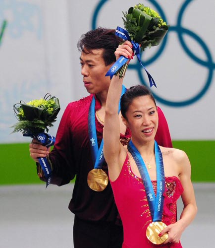 16일(한국시간) 밴쿠버 퍼시픽 콜리세움에서 열린 2010 밴쿠버 동계 올림픽 페어 프리 피겨 스케이팅 경기에서 우승한 중국의 선 쉐와 자오 홍보가 금메달을 받은후 팬들에게 감사의 인사를 하고 있다.