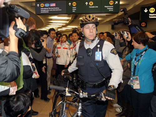 피겨여왕 김연아가 20일 수많은 취재진과 팬들이 몰린가운데 올림픽관계자와 현지경찰의 경호를 받으며 2010 밴쿠버 동계올림픽에 출전하기위해 밴쿠버 국제공항으로 도착하고 있다.
