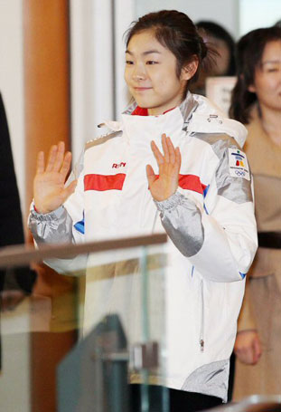 피겨여왕 김연아가 20일 수많은 취재진과 팬들의 환영속에 2010 밴쿠버 동계올림픽에 출전하기위해 밴쿠버 국제공항으로 도착한 가운데 팬들에게 인사를 하고 있다.