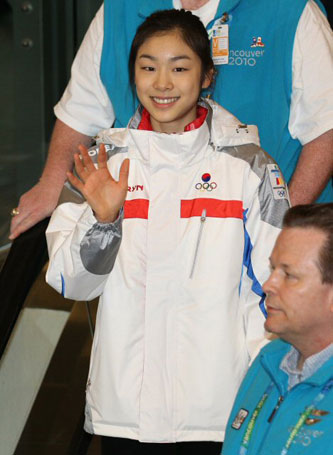 피겨여왕 김연아가 20일 수많은 취재진과 팬들의 환영속에 2010 밴쿠버 동계올림픽에 출전하기위해 밴쿠버 국제공항으로 도착한 가운데 팬들에게 인사를 하고 있다.
