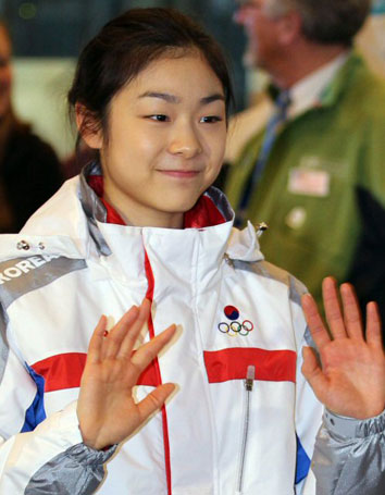 피겨 김연아가 밴쿠버에 도착했다. 20일 오전(한국시간) 2010 밴쿠버 동계올림픽에 참가하는 김연아가 밴쿠버 공항에 도착해 취재진을 향해 손을 흔들고 있다.