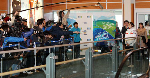 피겨여왕 김연아가 20일 수많은 취재진과 팬들의 환영속에 2010 밴쿠버 동계올림픽에 출전하기위해 밴쿠버 국제공항으로 도착한 가운데 수많은 취재진으로부터 질문을 받고 있다.