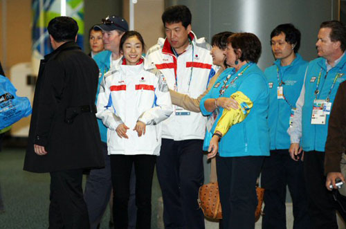 피겨여왕 김연아가 20일 수많은 취재진과 팬들의 환영속에 2010 밴쿠버 동계올림픽에 출전하기위해 밝은표정으로 밴쿠버 국제공항에 도착하고 있다.