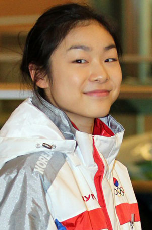 피겨 김연아가 밴쿠버에 도착했다. 20일 오전(한국시간) 2010 밴쿠버 동계올림픽에 참가하는 김연아가 밴쿠버 공항에 도착해 취재진을 바라보고 있다.