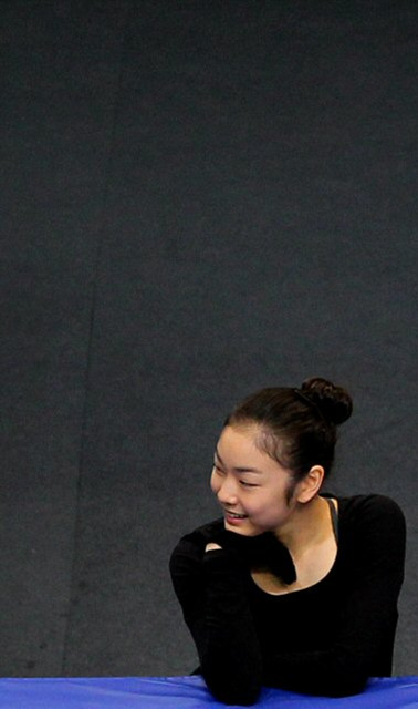 피겨 김연아가 밴쿠버에서 연습을 시작했다. 21일 오전(한국시간) 2010 밴쿠버 동계올림픽에 참가하는 김연아가 퍼시픽 콜리시움 경기장에서 연습 전 생각에 잠겨 있다.