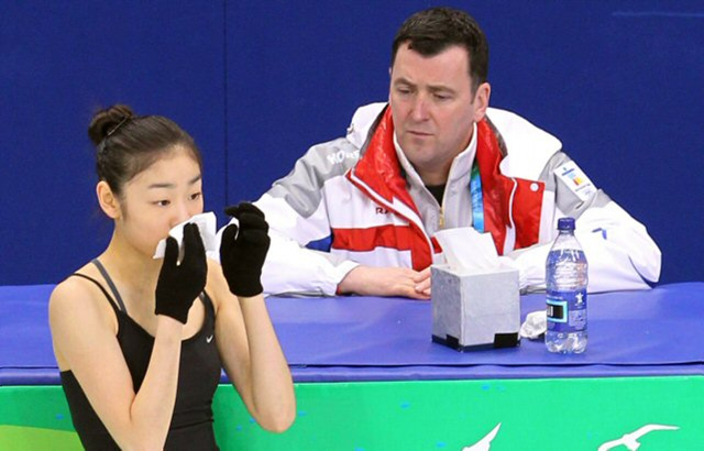 피겨 김연아가 밴쿠버에서 연습을 시작했다. 21일 오전(한국시간) 2010 밴쿠버 동계올림픽에 참가하는 김연아가 퍼시픽 콜리시움 경기장에서 첫 연습 중 코를 닦고 있다.