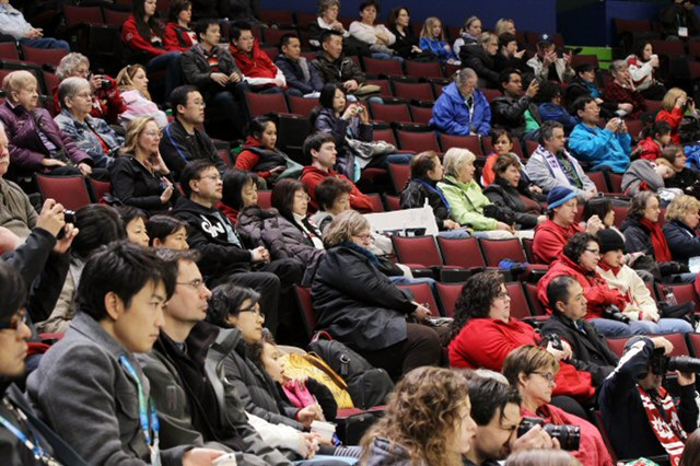 21일 밴쿠버 퍼시픽 콜리시움에서 열린 김연아의 첫 공식연습에 많은 관중들이 찾아와 훈련을 지켜보고 있다.