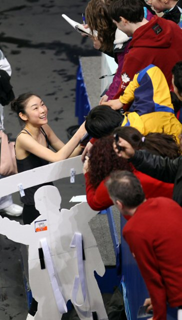 피겨 김연아가 밴쿠버에서 연습을 시작했다. 21일 오전(한국시간) 2010 밴쿠버 동계올림픽에 참가하는 김연아가 퍼시픽 콜리시움 경기장에서 첫 연습 후 팬들에게 사인을 해주고 있다.